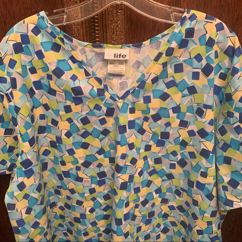 V LIFE Scrub Top V Neck Multicolor Mosaic Tile Pattern Pockets Womens Size 2XL